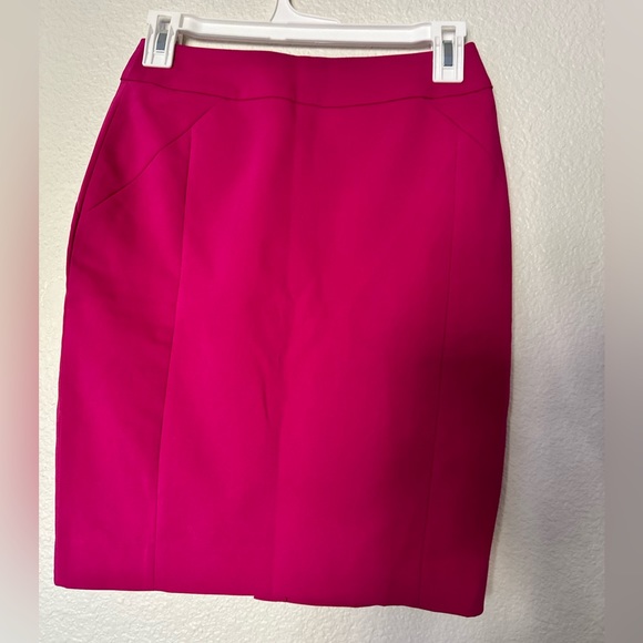 H&M Dresses & Skirts - H&M Pink Pencil Business skirt size 4